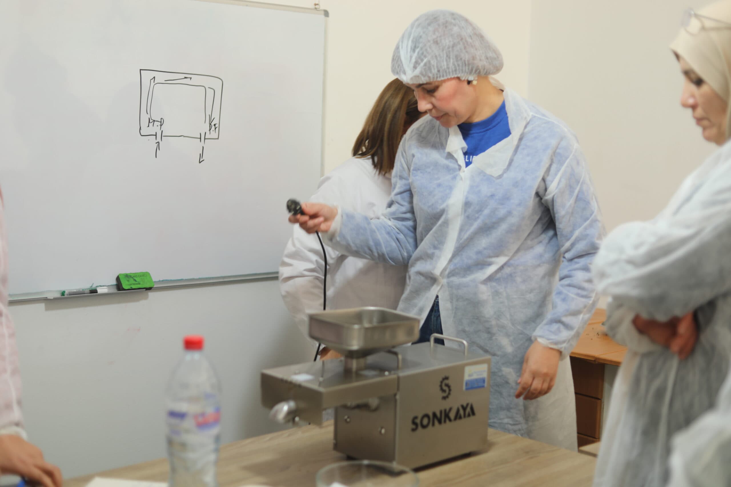 Atelier Extraction des Huiles Essentielles 23 - Rayhanet Academy Tunis